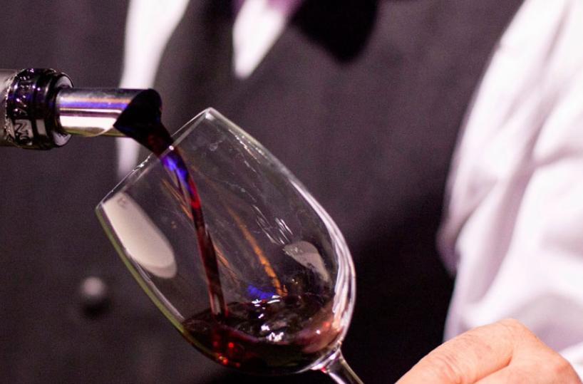 BRINDARE - Con un buon calice di vino