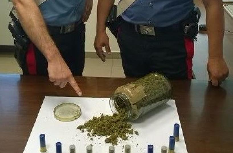 In casa mezzo chilo di drogae munizioni: arrestato 37enne