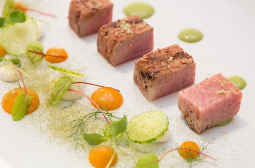Ricette Puglia - Ventresca di tonno al tandoori, con albicocche al timo, spuma di burrata e polvere di lime - A cura dello chef Vinod Sookar