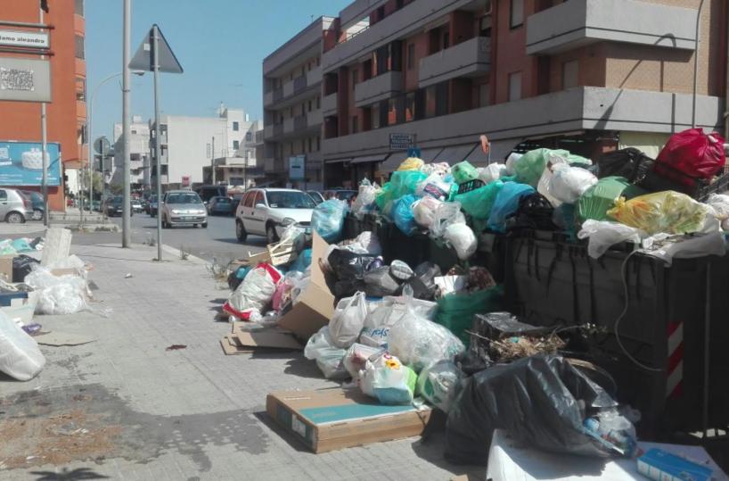 Città invasa dai rifiuti è emergenza in ogni rione