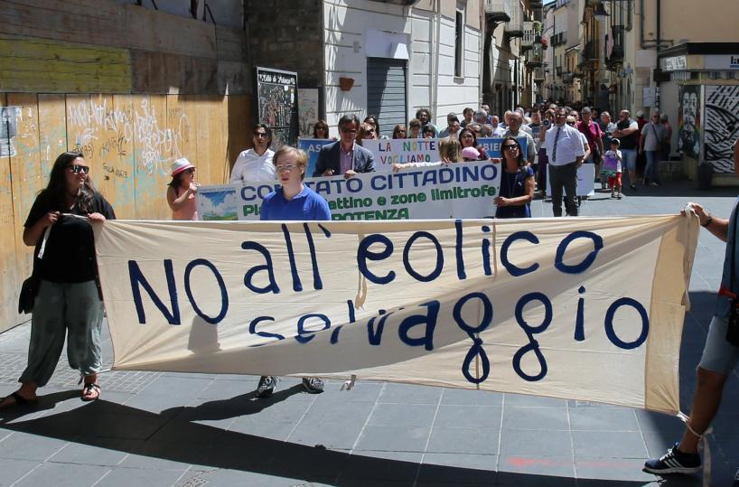 No all'invasione dell'eolico truffaSit in davanti alla prefettura