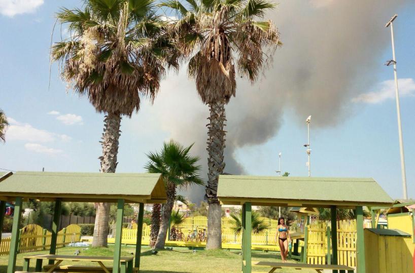 Fiamme a Metaponto evacuati due camping