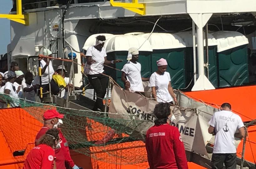 Nave con 860 migranti a Brindisi Durante il viaggio nasce Cristo