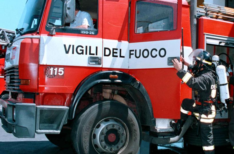 Fiamme in casa per un lumePaura e intossicati a Bari