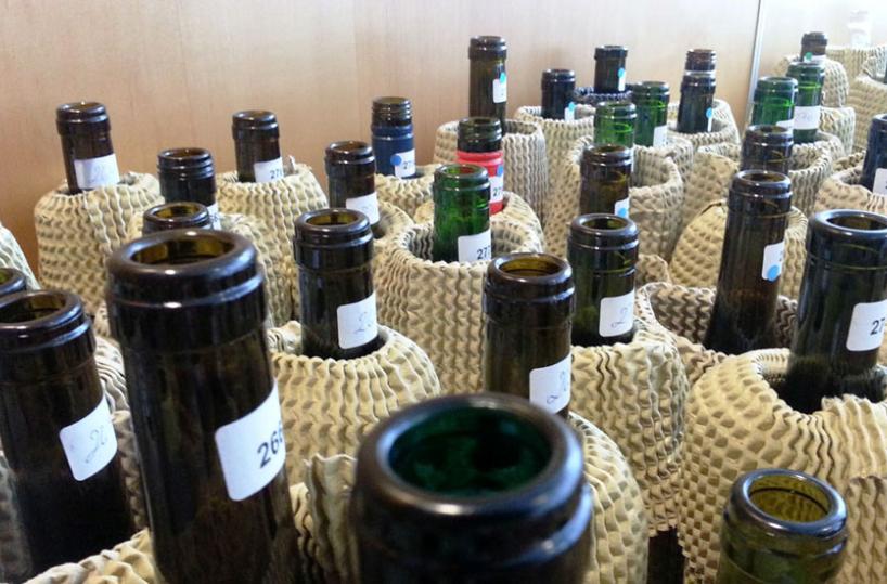VINO - Bottiglie in una gara