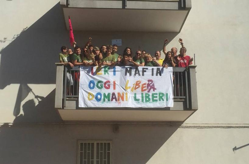 Bitonto, condomini protestanoper lo striscione antimafia