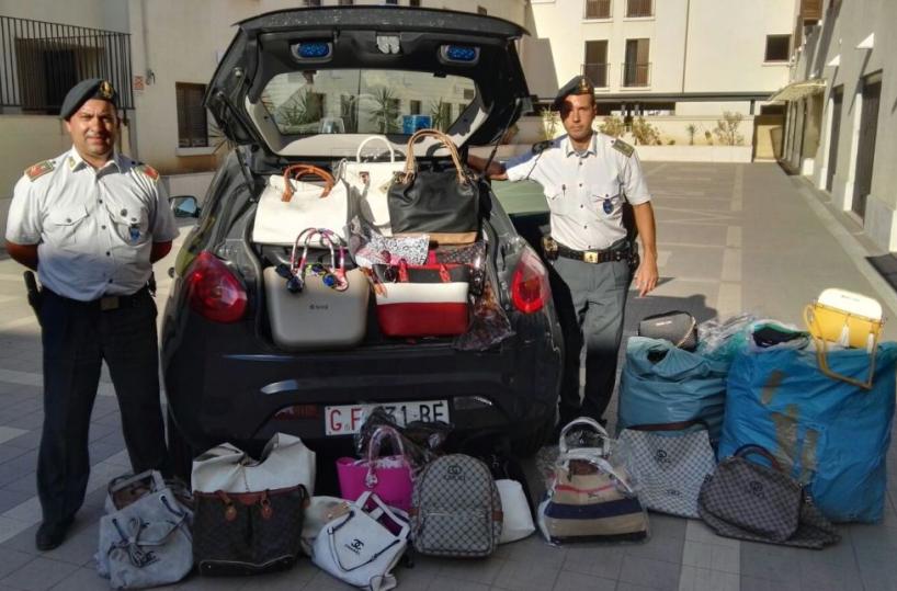 Borse e scarpe contraffattesequestrate alla festa a Canosa