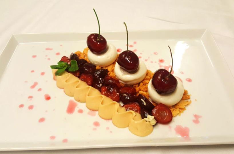 Ricette Puglia - Crema di ricotta pugliese su streusel di mandorle di Toritto, susine e salsa al cotto di fichi - A cura del pasticciere Franco Lanza
