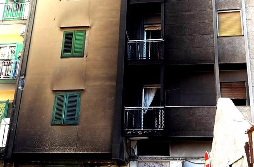 Molfetta, auto in fiammesei persone intossicate