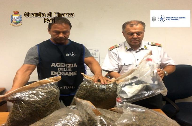 Bari, sequestrati 11 chilidi droga: arrestato tarantino