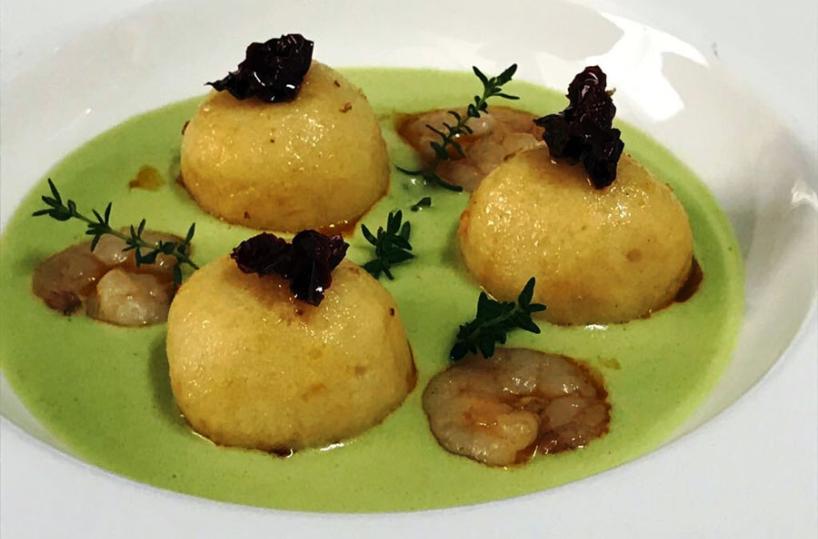 Ricette Basilicata - Gnocchi di pane di Matera con olio ai peperoni di Senise Con gambero dello Jonio su vellutata di ceci - Ricetta dello chef Giacomo Guastamacchia