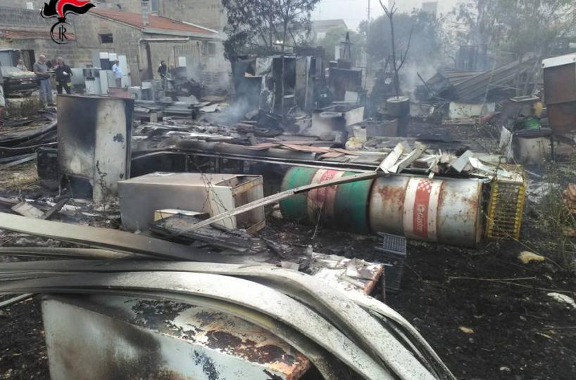 Gravina, incendio fa scoprireuna discarica: sequestrata