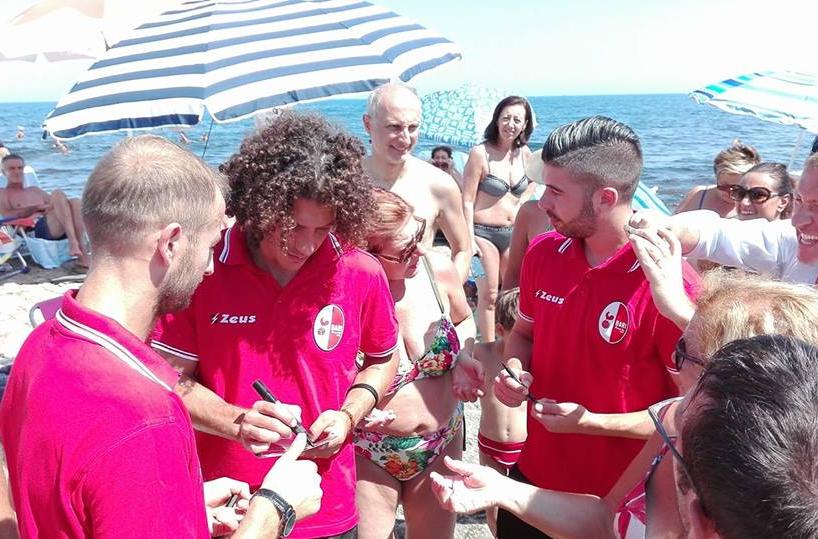 Bari, giocatori firmanoautografi sulla spiaggia