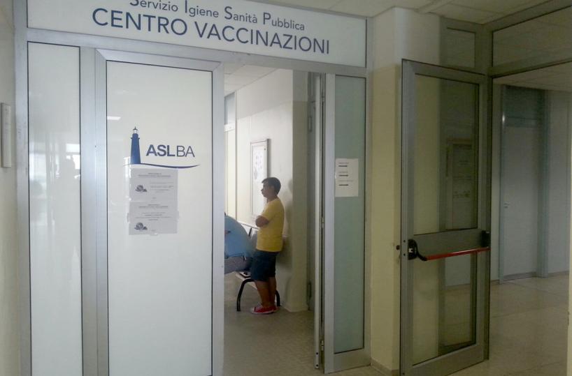 Vaccini, bufera su Emiliano«Va contro la scienza»