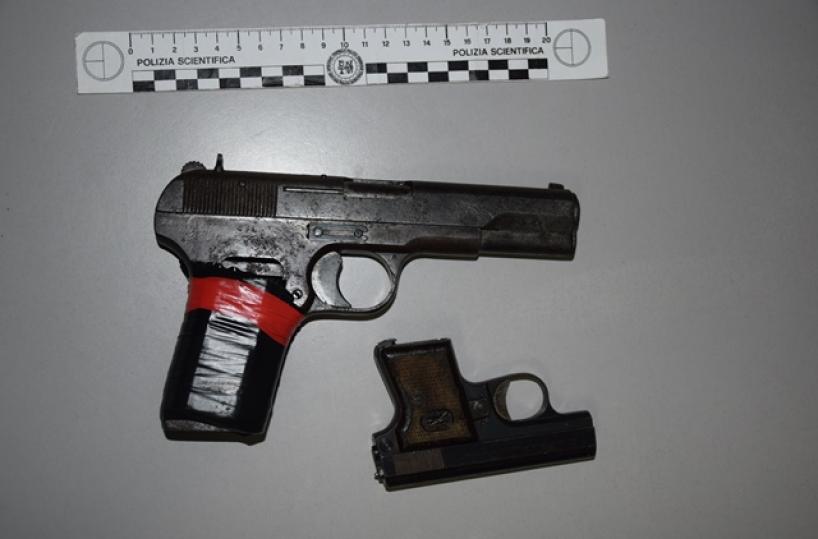 Lecce, due pistole in casaarrestato 39enne da Polizia
