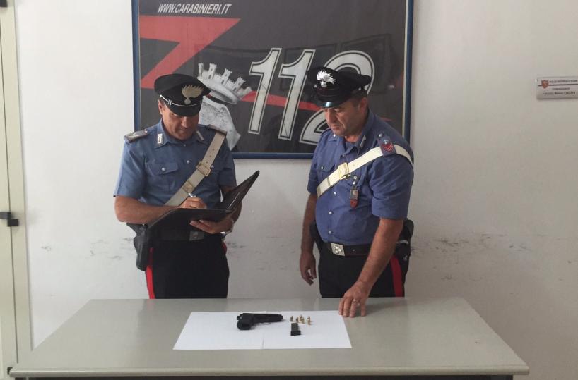 Bari, in giro con la pistolapronta a sparare: arrestato