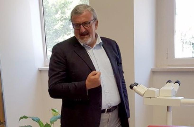 Vaccino, ora Emiliano fa pacecon i «sì vax»: non ho competenze
