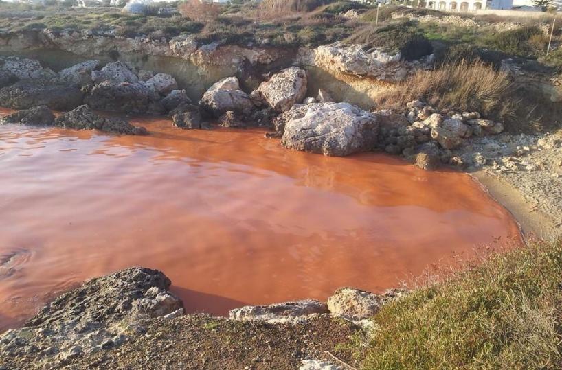 taranto mare inquinato rosso