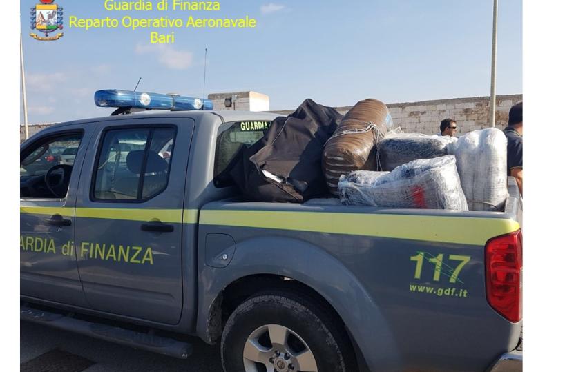 Otranto, inseguimento in mareprese 7 tonnellate di marijuana