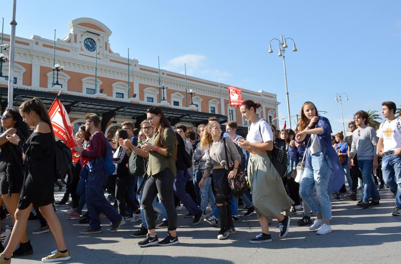 Studenti in piazza a Bari «No alternanza scuola-lavoro»