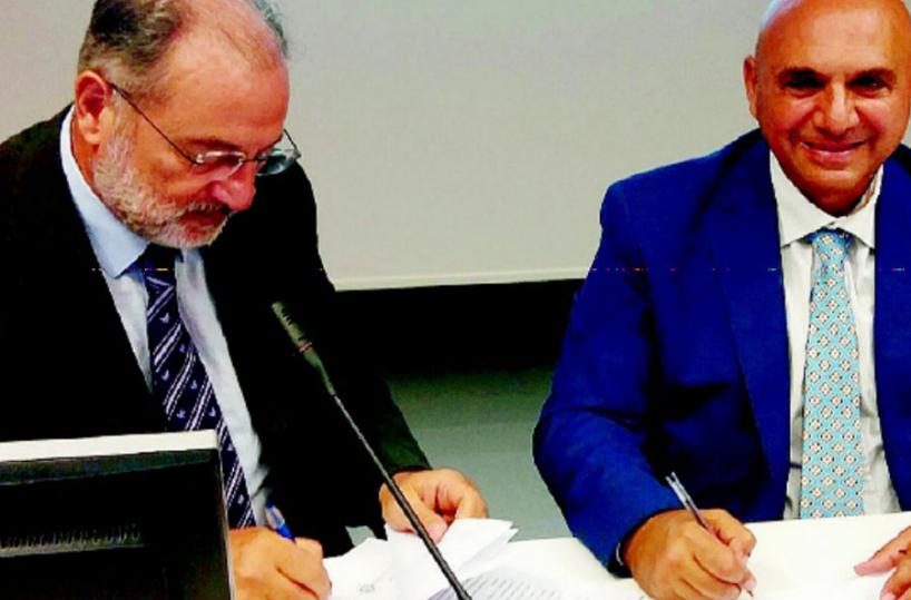 La firma della convenzione tra Università e Irccs durante l’inaugurazione della Biobanca (nelle foto sotto): il rettore Uricchio, a sinistra, e il direttore generale dell’Irccs Delvino