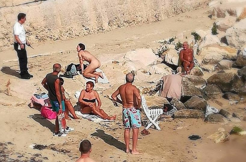 Una sirena nudaspunta dal marea Monopoli