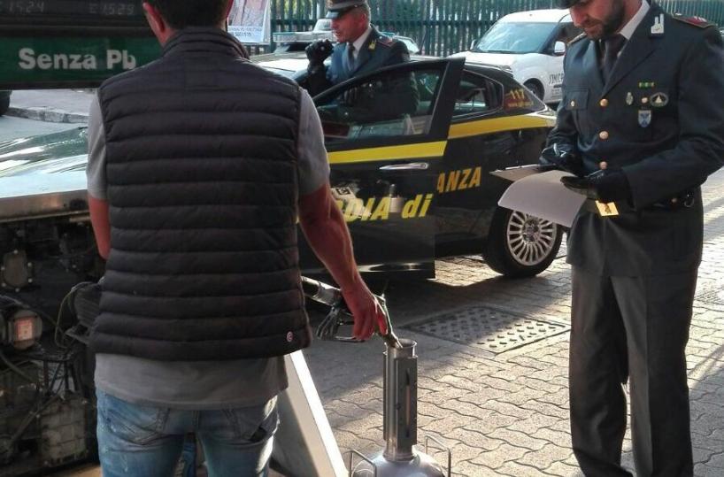 Carburante alteratoe colonnine di benzinapoco «trasparenti»
