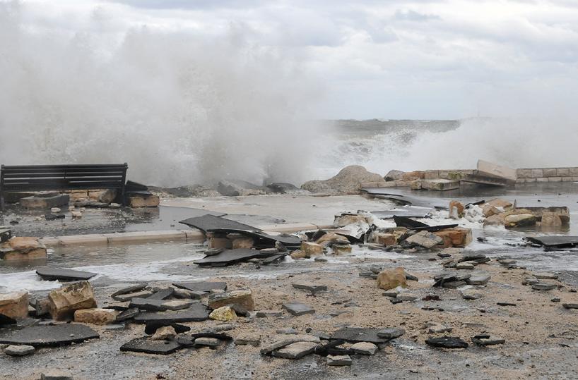 mare in burrasca a bari