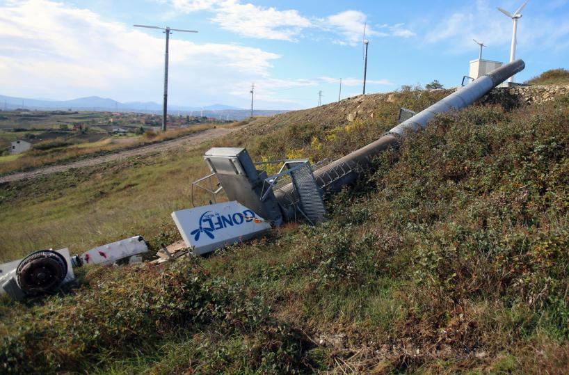 Avigliano, pala eolica  divelta dal forte vento