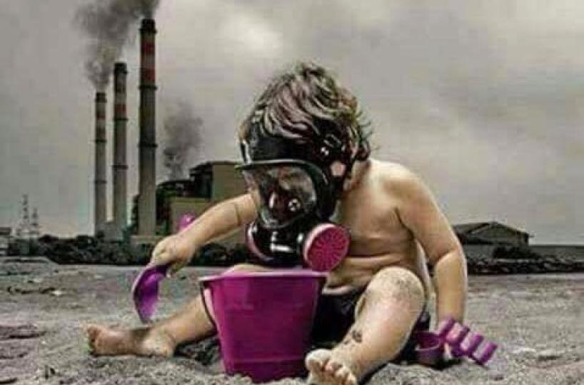 Ilva, Emiliano posta su Facebook bimbo gioca con maschera antigas