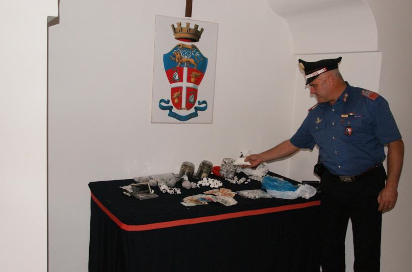 Putignano, un chilo di drogadietro muretto: preso 33enne