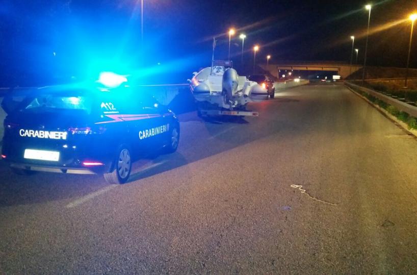 Lecce, ruba auto e gommonee punta pistola a salve contro Cc
