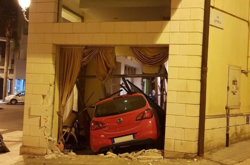 Brindisi, drogato e ubriacosfonda la vetrata di un hotel 