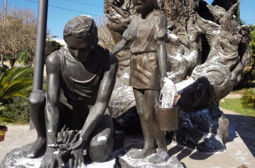 Vandali imbrattano  con uova e farina  la statua di San Pio