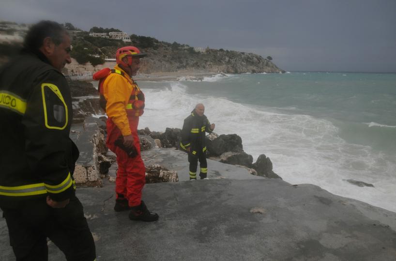Castro, cadavere tra gli scoglirecuperati braccio e gamba
