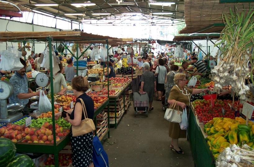 Il mercato via Lucania  nel parcheggio via Emilia