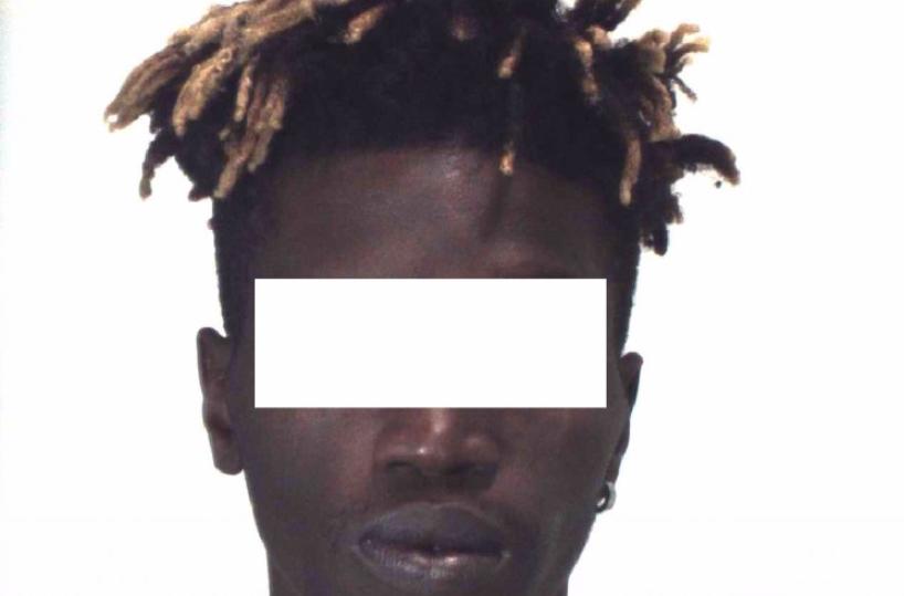 Ricercato per maltrattamentisi fa arrestare per violenza ai Cc