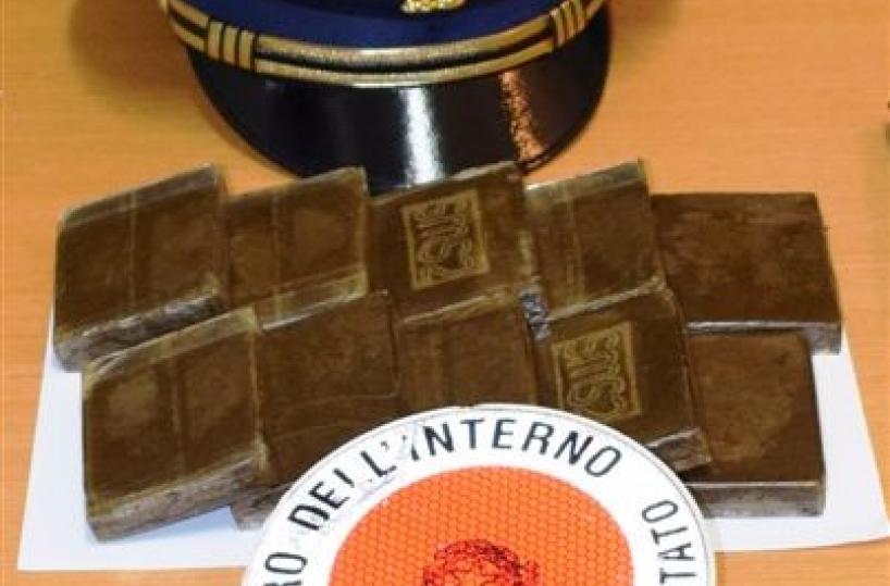 Manfredonia, in 3 fuggono all'alt e gettano 1 kg di hashish