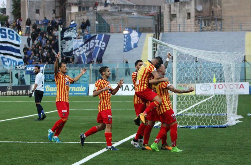 Lecce calcio esulta