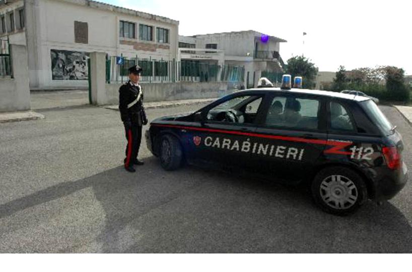 Spara al rivale ma feriscela propria moglie con fucilata