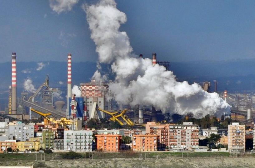 TARANTO - Le case a ridosso del siderurgico