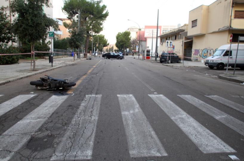 Scooter travolto da un'auto a Lecce muore 60enne, gravissimo 17enne Un bulgaro indagato per omicidio