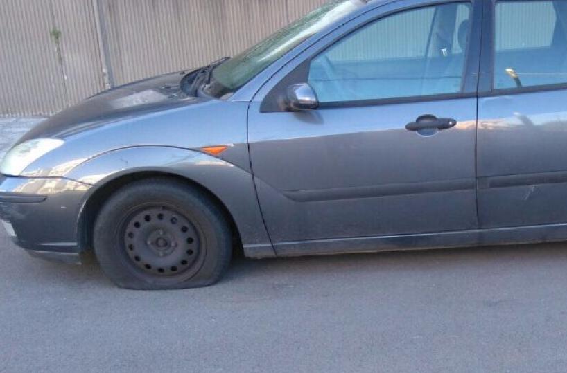 Raid notturno dei vandali  gomme squarciate a 15 auto in due strade della zona 167