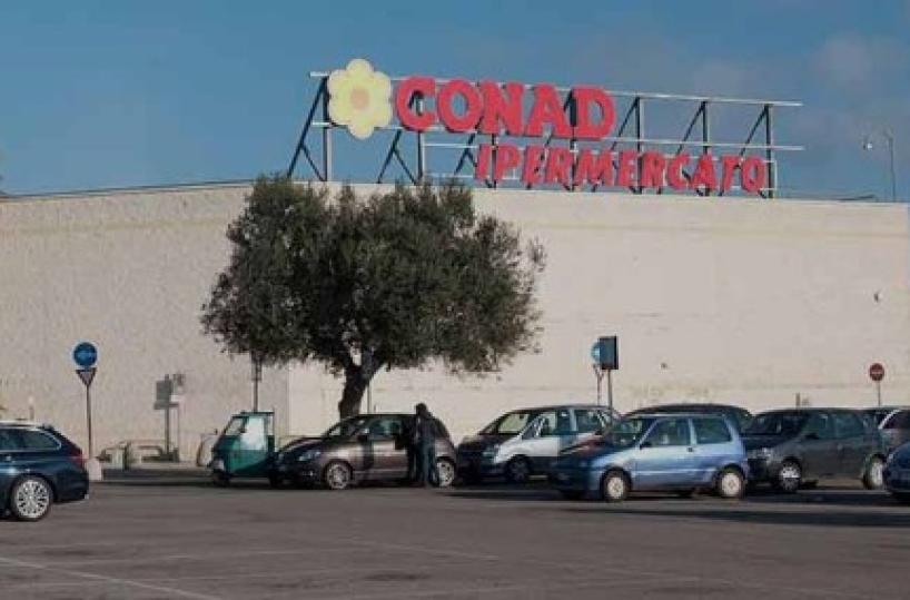 Cavallino, loro fanno shoppinge dimenticano il bimbo in auto