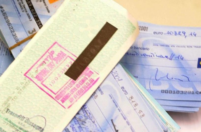 Taranto, va in banca e cerca di cambiare assegni sotto falsa generalità: arrestato