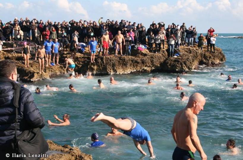 Brindisi, tuffo di Capodannogià 100 iscritti (7 bambini)