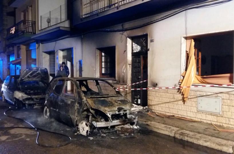 A fuoco due auto, paurae danni nel Brindisino