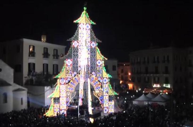 Bari, la mafia voleva il pizzosull'Albero di Natale in piazza2 in cella, denunciato minorenne