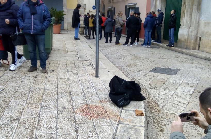 Bitonto, sparatoria in stradamuore passante, ferito giovane