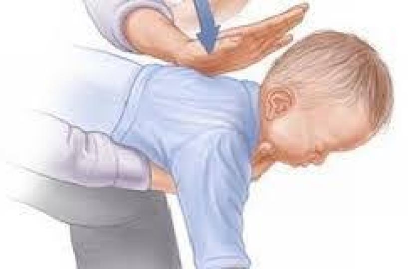 Bambino ingoia oggettosalvato da poliziotti a Bari